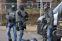 Arrestatieteam valt woning in De Rijp binnen