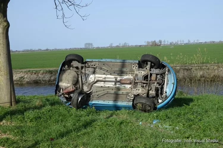 Auto tegen boom gereden op A7