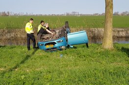 Auto tegen boom gereden op A7