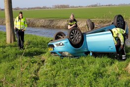 Auto tegen boom gereden op A7