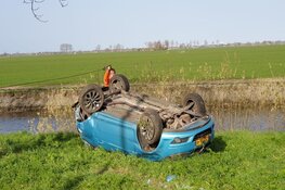 Auto tegen boom gereden op A7