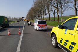Auto tegen boom gereden op A7