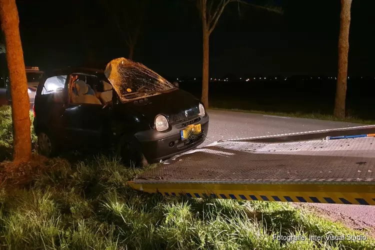 Automobilist tegen boom in Middenbeemster