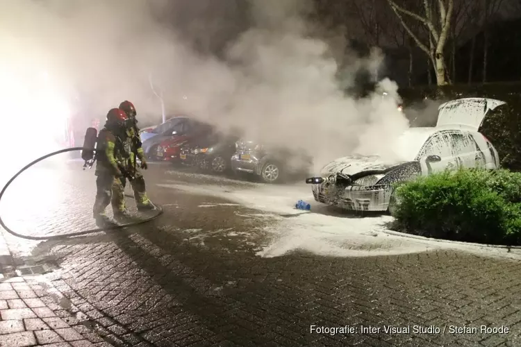 Auto door brand verwoest op Weidemolen