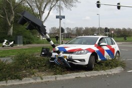 Politieauto crasht onderweg naar spoedmelding