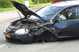 Veel schade en twee gewonden bij ongeval Burgemeester D. Kooimanweg