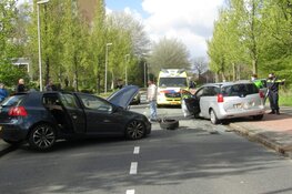 Veel schade en twee gewonden bij ongeval Burgemeester D. Kooimanweg