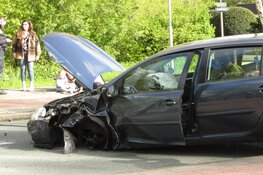 Veel schade en twee gewonden bij ongeval Burgemeester D. Kooimanweg
