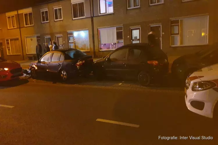 Taxichauffeur rijdt tegen geparkeerde auto&#39;s in Purmerend