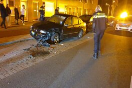 Taxichauffeur rijdt tegen geparkeerde auto's in Purmerend