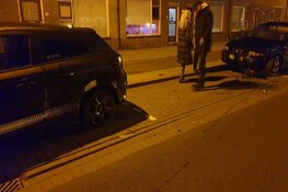 Taxichauffeur rijdt tegen geparkeerde auto's in Purmerend