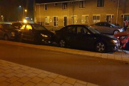 Taxichauffeur rijdt tegen geparkeerde auto's in Purmerend
