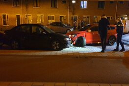 Taxichauffeur rijdt tegen geparkeerde auto's in Purmerend