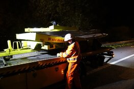 Vrachtwagen rijdt op pijlwagen op A7 bij Beets