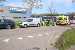 Proefritje gaat fout in Purmerend: auto raakt betrokken bij botsing