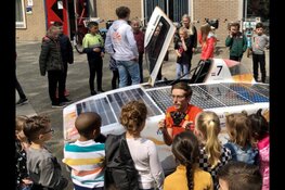 Purmerendse Tim Burgers showt wereldkampioen zonneauto op zijn oude basisschool Het Parelhof