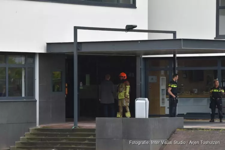 Rooklucht bij gemeentehuis Purmerend, brandweer ter plaatse