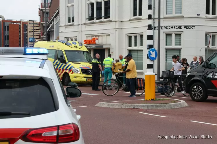 Vrouw op scootmobiel aangereden door auto