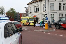 Vrouw op scootmobiel aangereden door auto