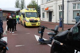 Vrouw op scootmobiel aangereden door auto