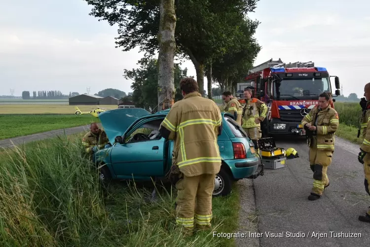 Auto tegen boom in Westbeemster, bestuurder gewond