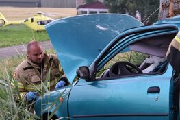 Auto tegen boom in Westbeemster, bestuurder gewond
