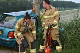 Auto tegen boom in Westbeemster, bestuurder gewond