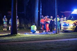 Fietser overleden na frontale botsing, automobilist gevlucht