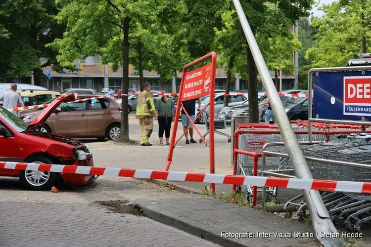 Automobiliste verliest controle op parkeerterrein winkelcentrum Purmerend