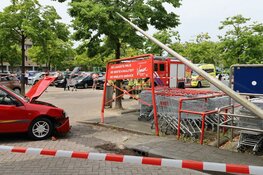 Automobiliste verliest controle op parkeerterrein winkelcentrum Purmerend