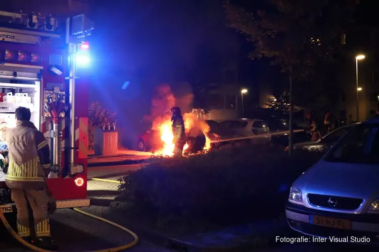 Geparkeerde auto door brand verwoest in Purmerend