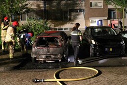 Geparkeerde auto door brand verwoest in Purmerend