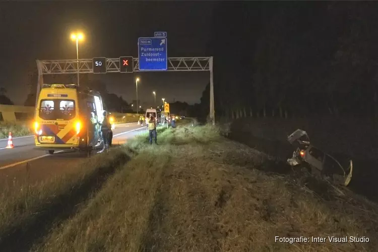 Aanrijding op A7: auto half te water en veel schade