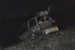 Aanrijding op A7: auto half te water en veel schade