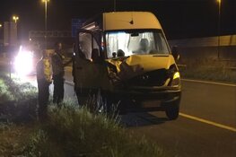 Aanrijding op A7: auto half te water en veel schade