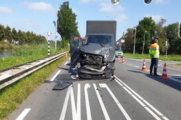 Bus en bakwagen rijden tegen elkaar in Purmerend
