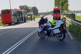 Bus en bakwagen rijden tegen elkaar in Purmerend