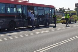 Bus en bakwagen rijden tegen elkaar in Purmerend