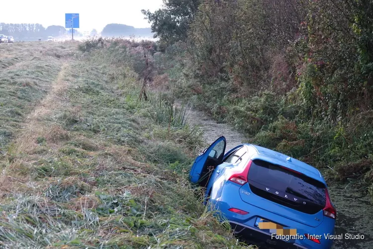 Auto in de sloot langs N244 Middenbeemster