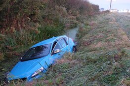 Auto in de sloot langs N244 Middenbeemster