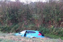 Auto in de sloot langs N244 Middenbeemster