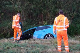 Auto in de sloot langs N244 Middenbeemster