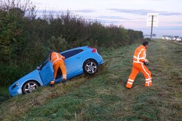 Auto in de sloot langs N244 Middenbeemster