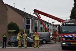 Brand in spouwmuur van woning in Purmerend: Brandweer schaalt op