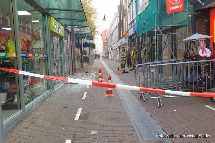 Vrachtwagen tegen overkapping winkel gereden in Purmerend