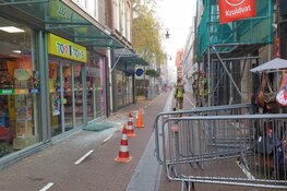 Vrachtwagen tegen overkapping winkel gereden in Purmerend
