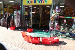 Vrachtwagen tegen overkapping winkel gereden in Purmerend