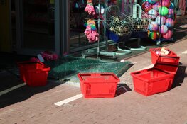 Vrachtwagen tegen overkapping winkel gereden in Purmerend