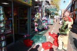 Vrachtwagen tegen overkapping winkel gereden in Purmerend