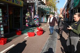 Vrachtwagen tegen overkapping winkel gereden in Purmerend